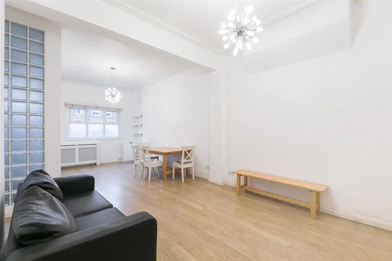 Flat Holbeck Row in Greater London