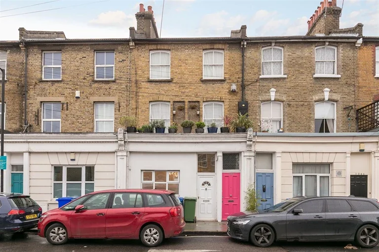 Flat Holbeck Row in Greater London