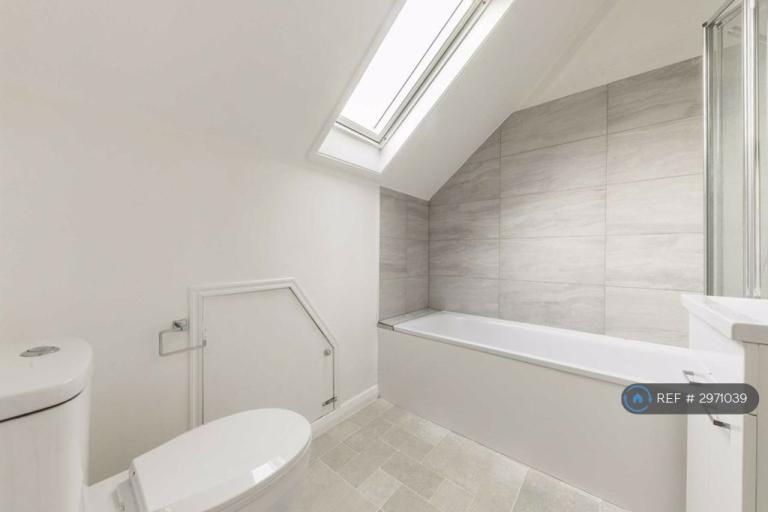 Flat Craven Avenue in Greater London