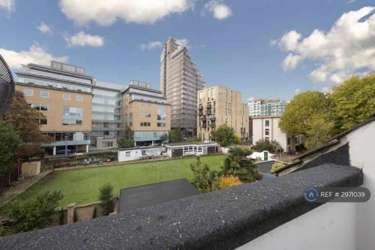 Flat Craven Avenue in Greater London
