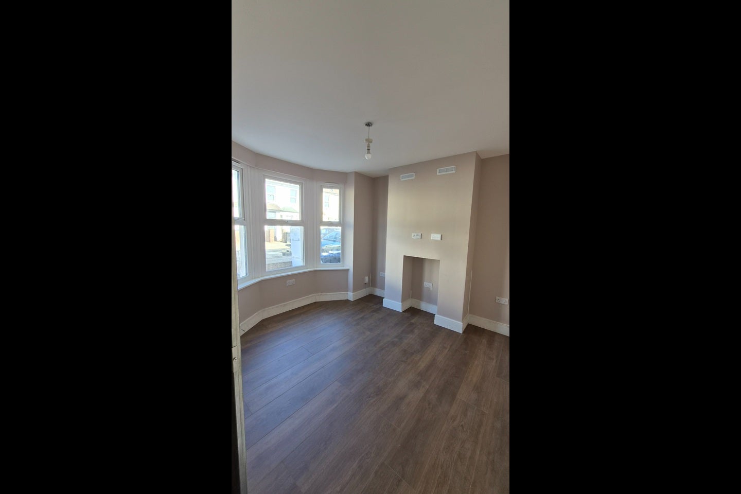 Room Wentworth Road in Greater London