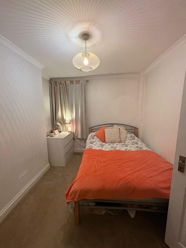 Room Garratt Lane in Greater London