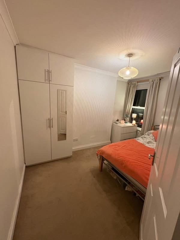 Room Garratt Lane in Greater London