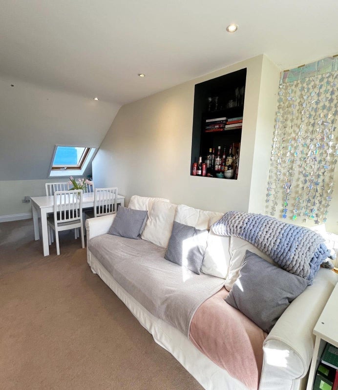 Room Garratt Lane in Greater London