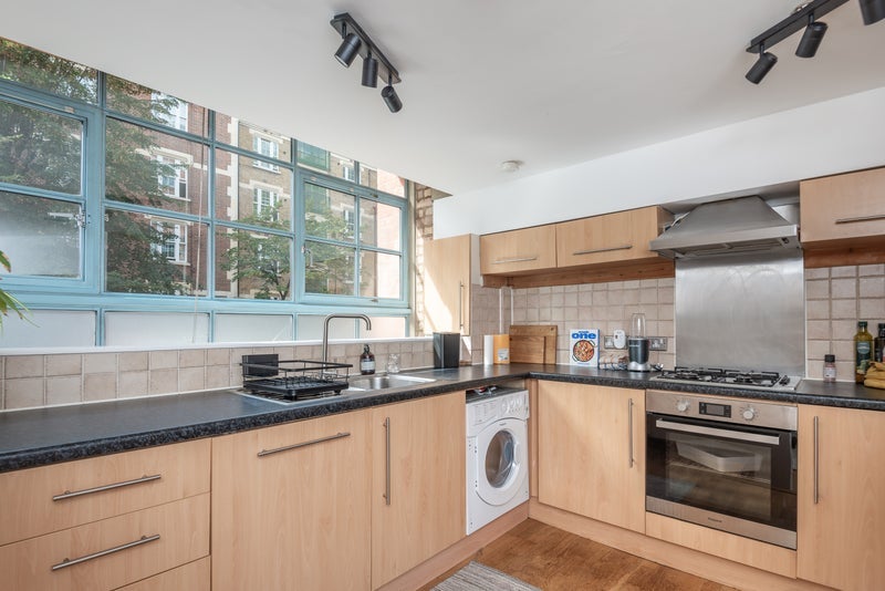 Flat Boss Street in Greater London