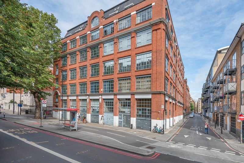 Flat Boss Street in Greater London