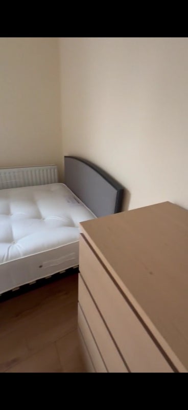 Room South Lambeth Road in Greater London