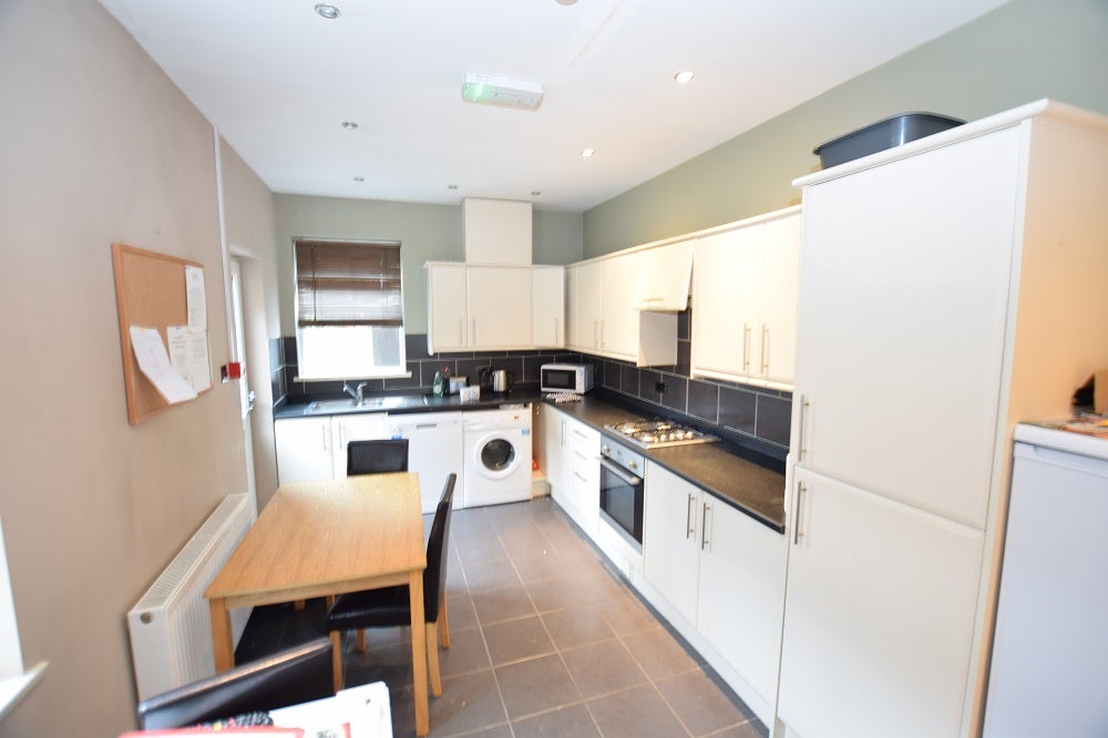 Room Hunton Road in Birmingham