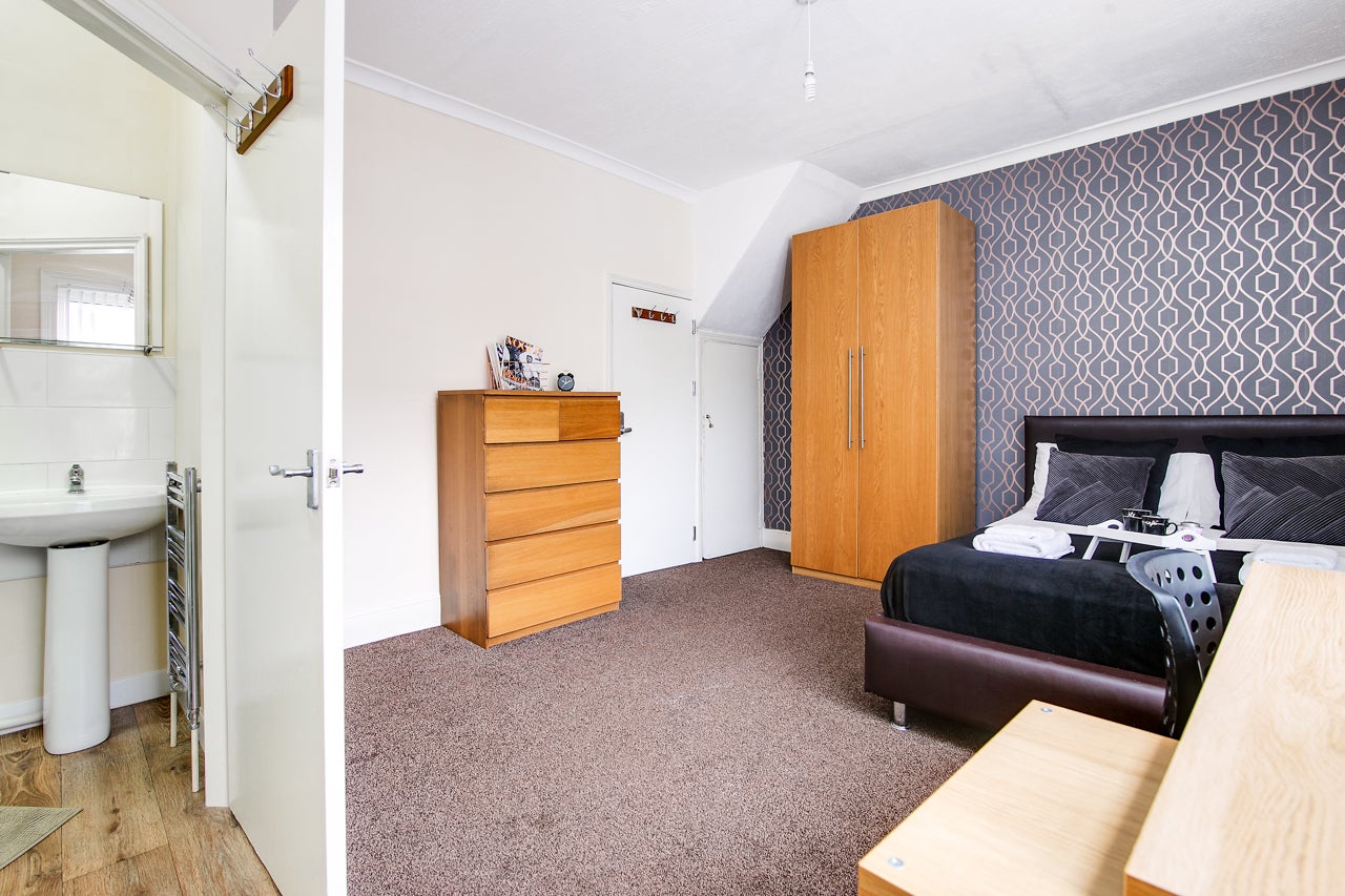 Room Hunton Road in Birmingham