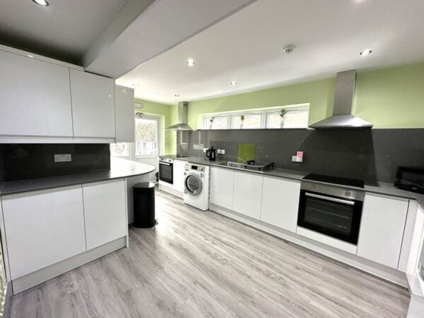 Room Lancing Road in Greater London