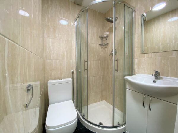 Room Lancing Road in Greater London