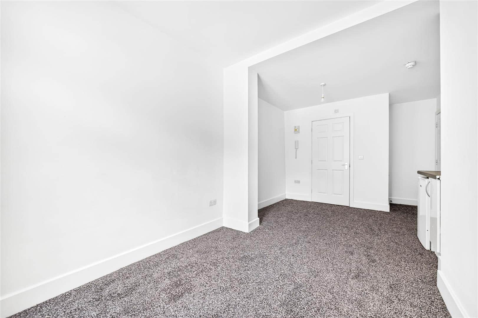 Room Holmwood Road in Greater London