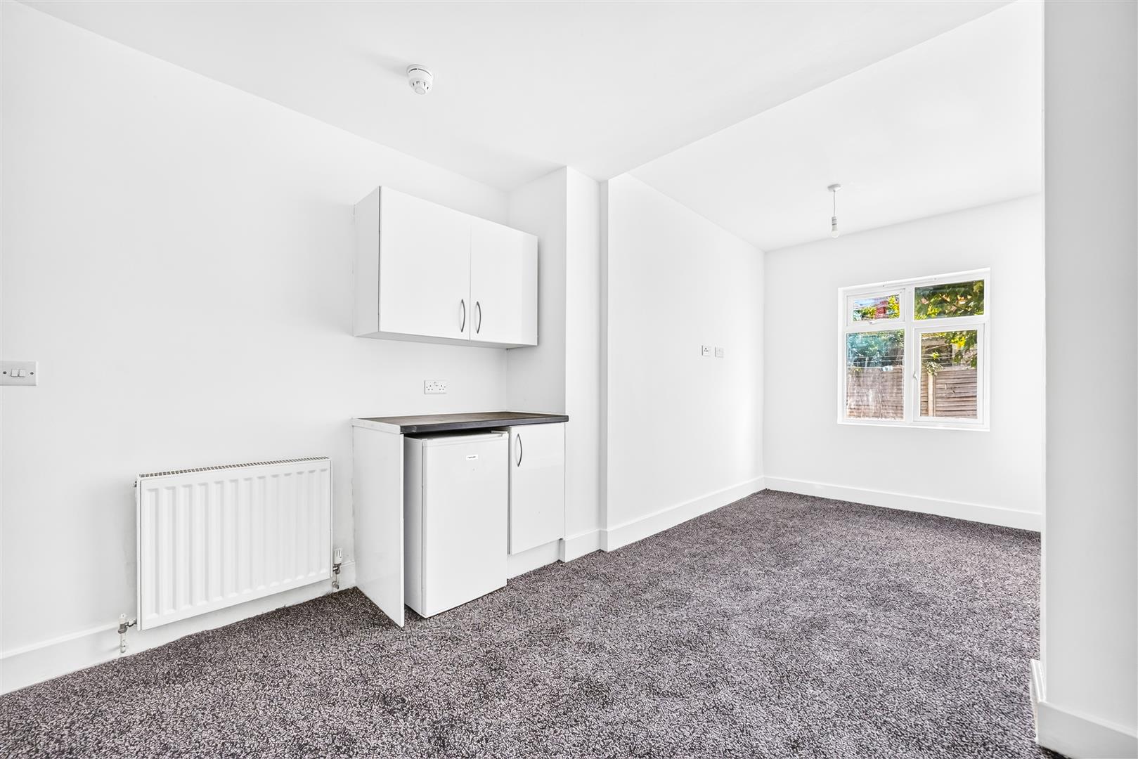 Room Holmwood Road in Greater London