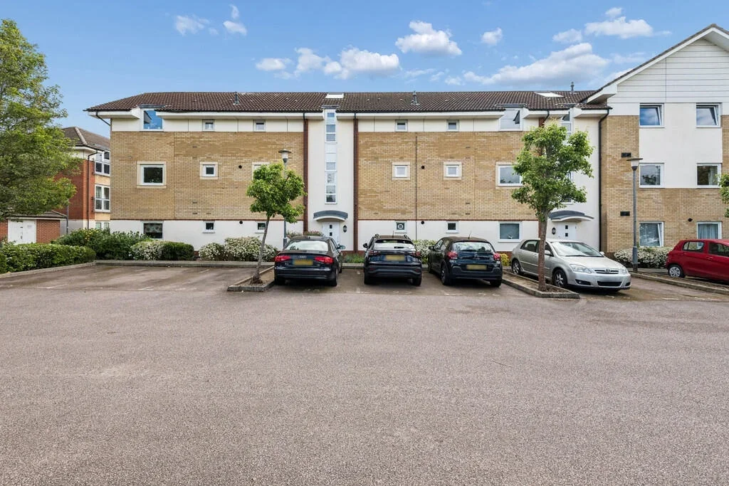 Flat Eddington Crescent in Welwyn Hatfield