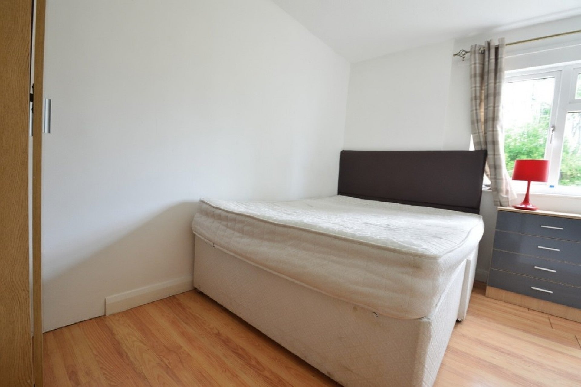 Room Kings Lane in Borough of Runnymede