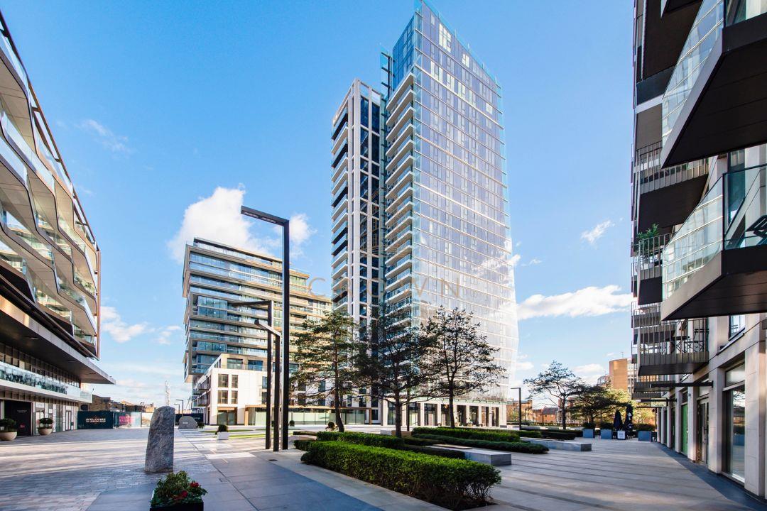 Flat Vaughan Way in Greater London