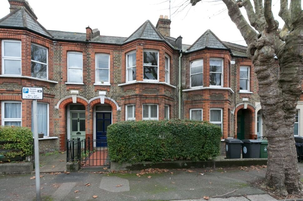 Flat Cornwallis Road in Greater London