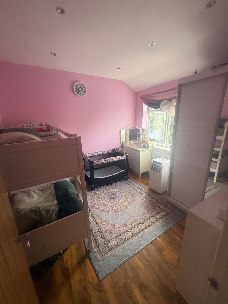 Room Burnside Road in Greater London