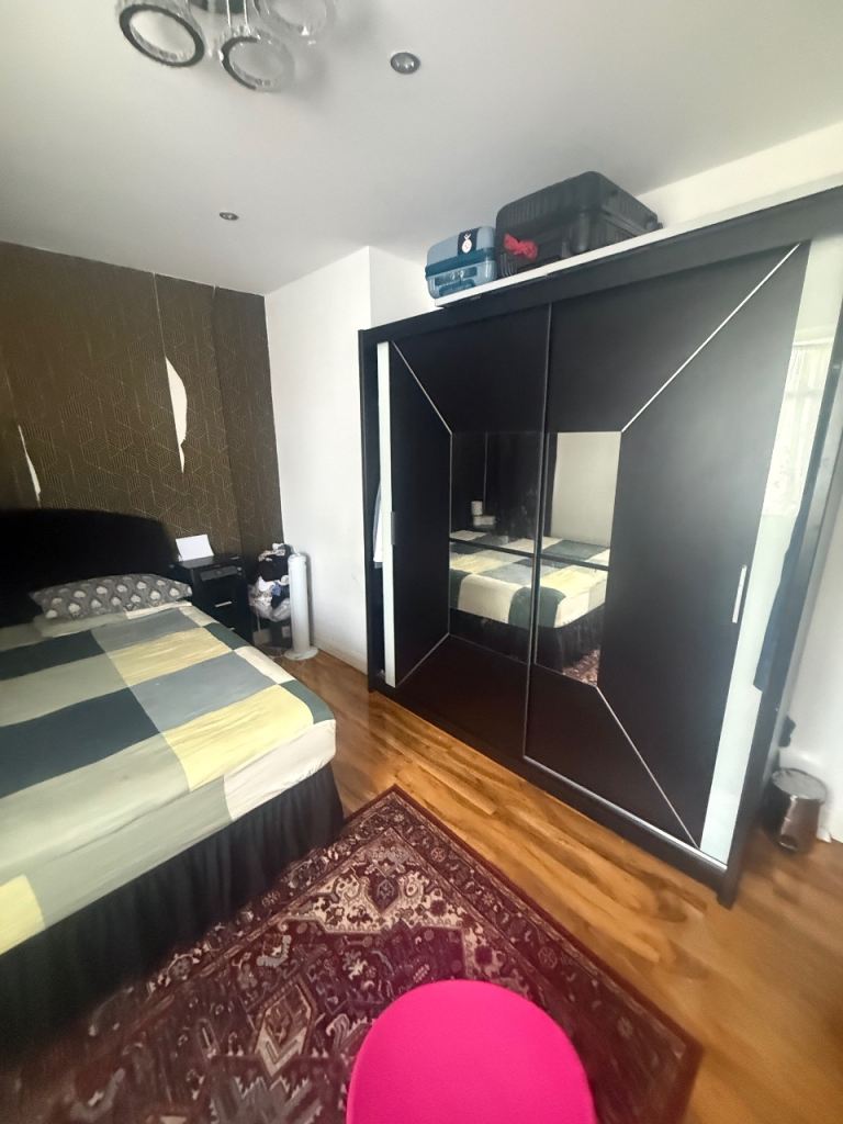 Room Burnside Road in Greater London