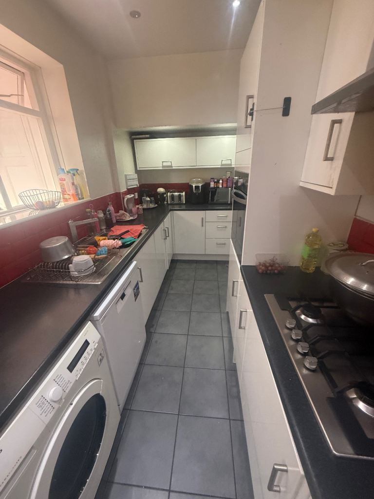 Room Burnside Road in Greater London