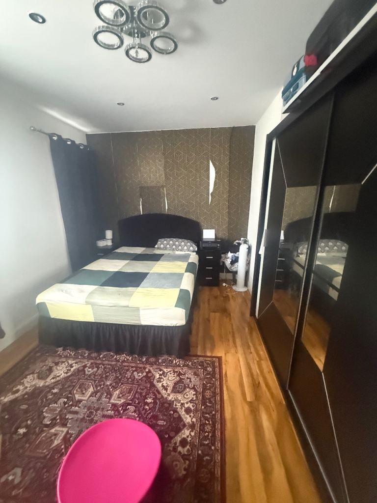 Room Burnside Road in Greater London