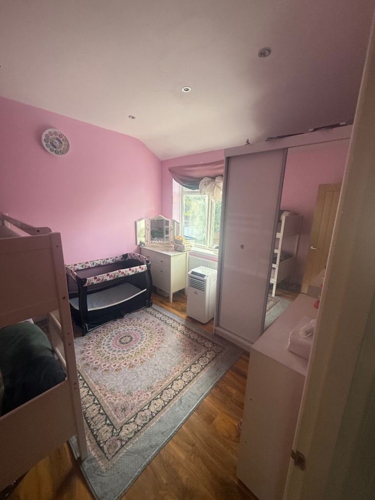 Room Burnside Road in Greater London