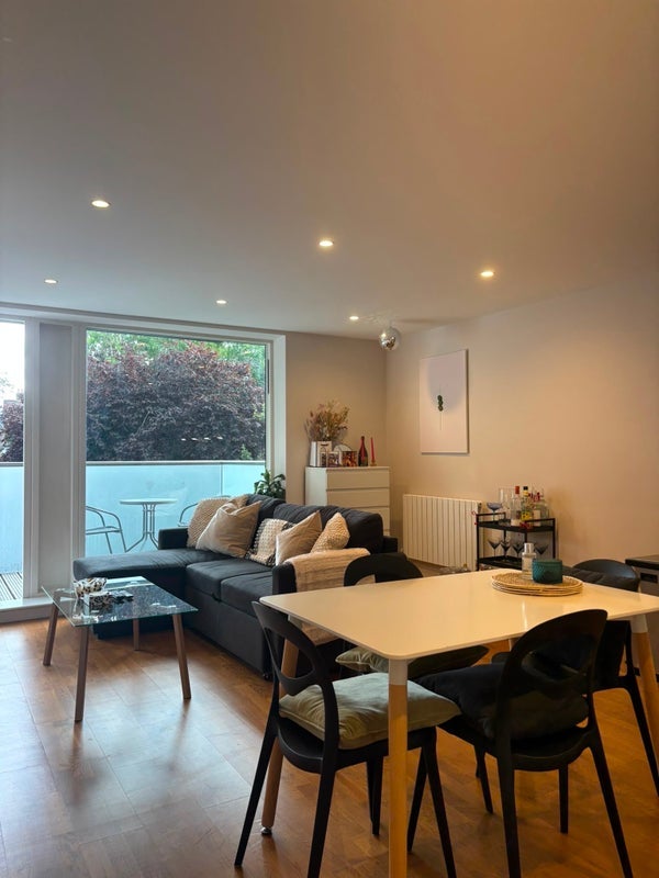 Room Kings Avenue in Greater London