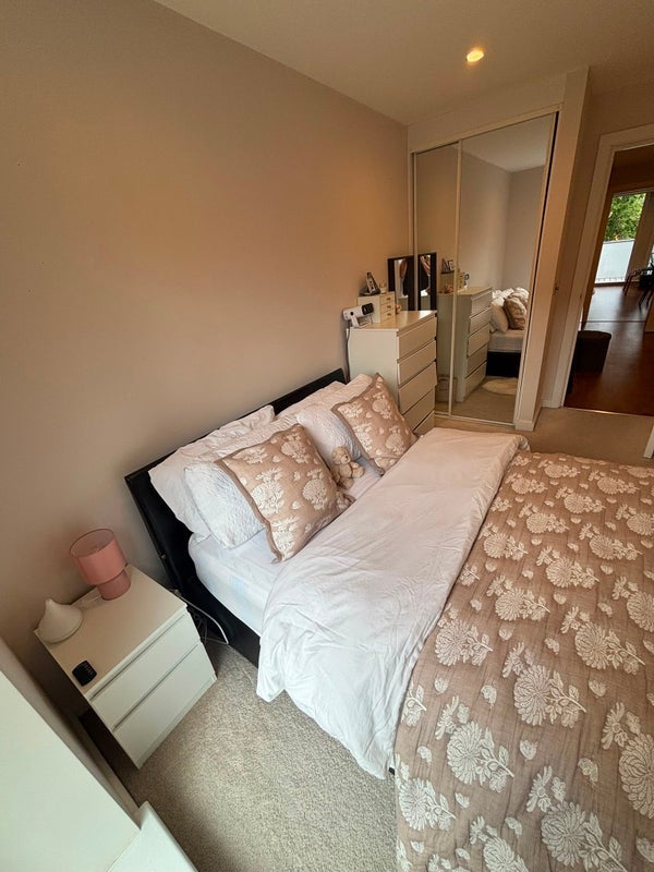 Room Kings Avenue in Greater London