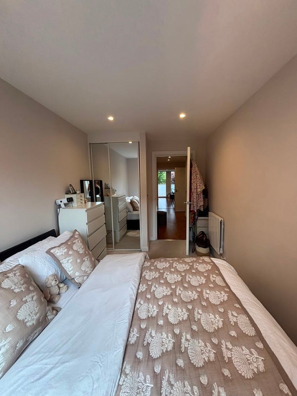 Room Kings Avenue in Greater London
