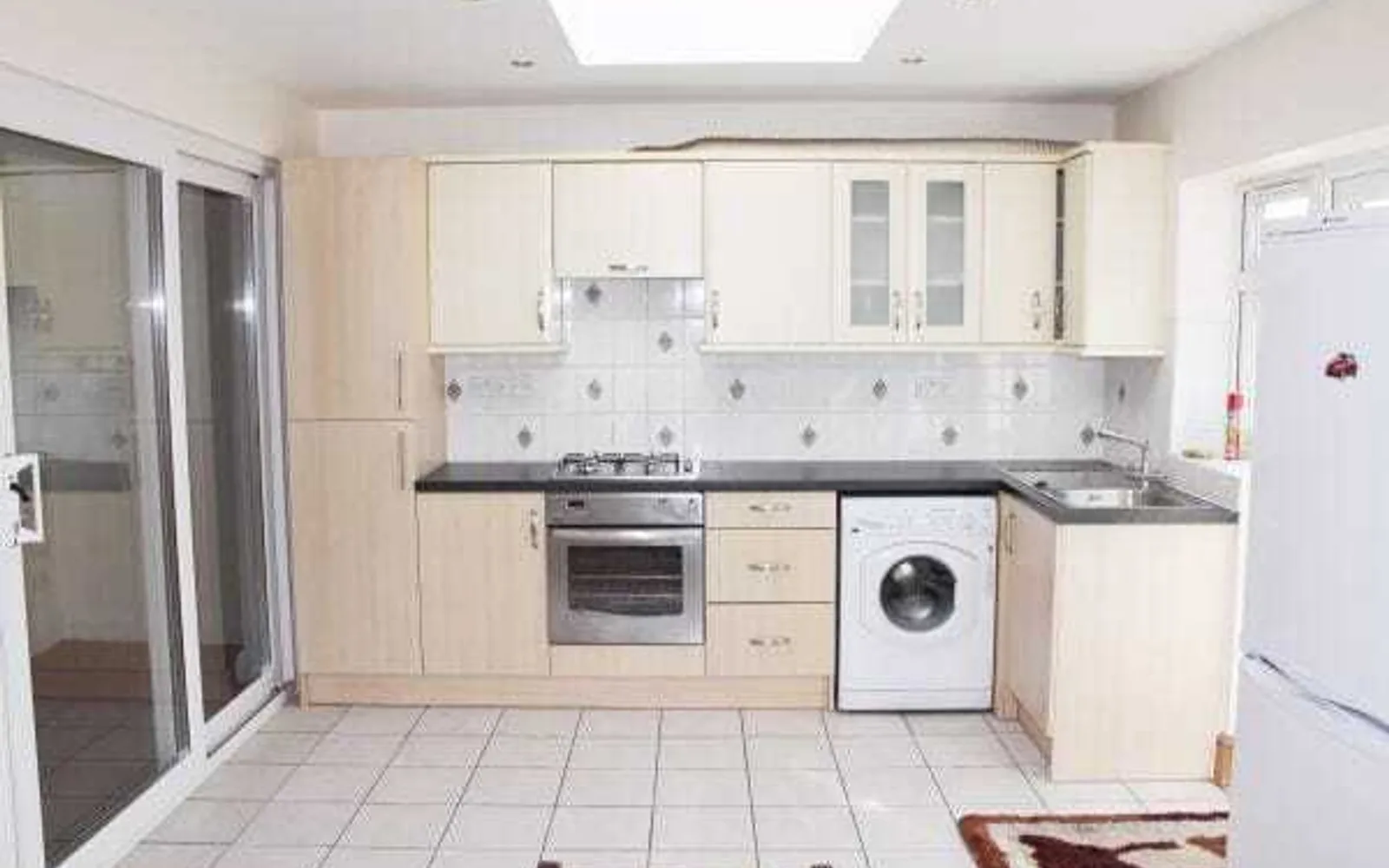Room Ballogie Avenue in Greater London