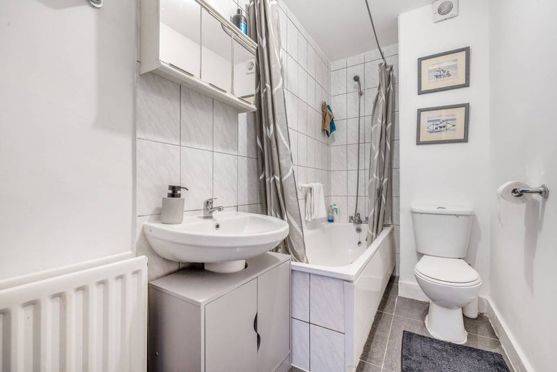 Room Durham Rise in Greater London