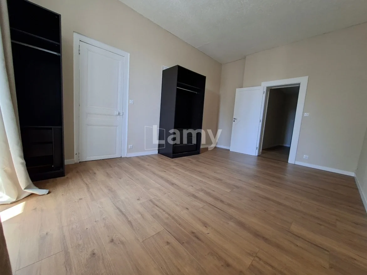 Appartement Place Aristide Briand à L'Isle-sur-le-Doubs