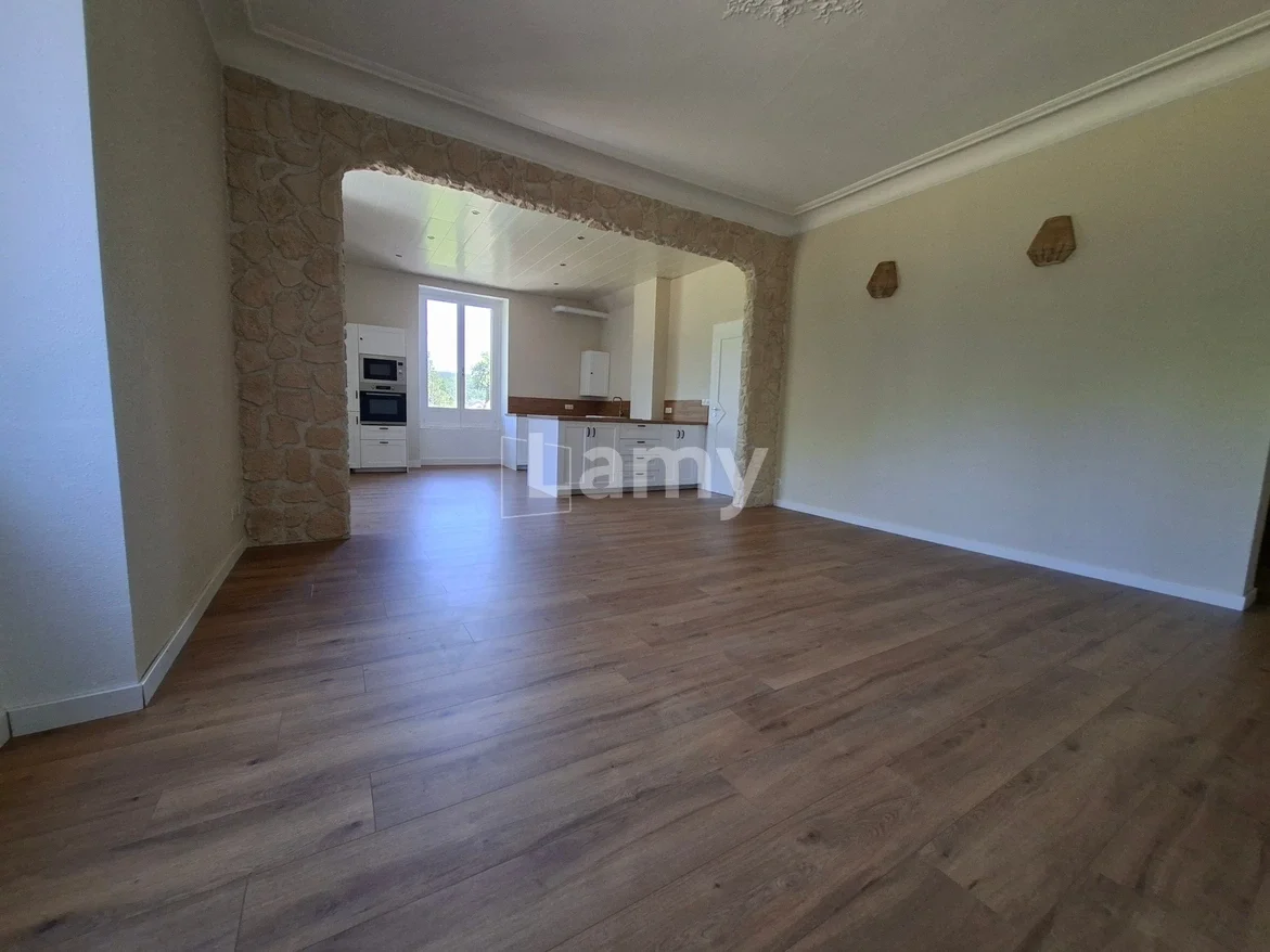 Appartement Place Aristide Briand à L'Isle-sur-le-Doubs
