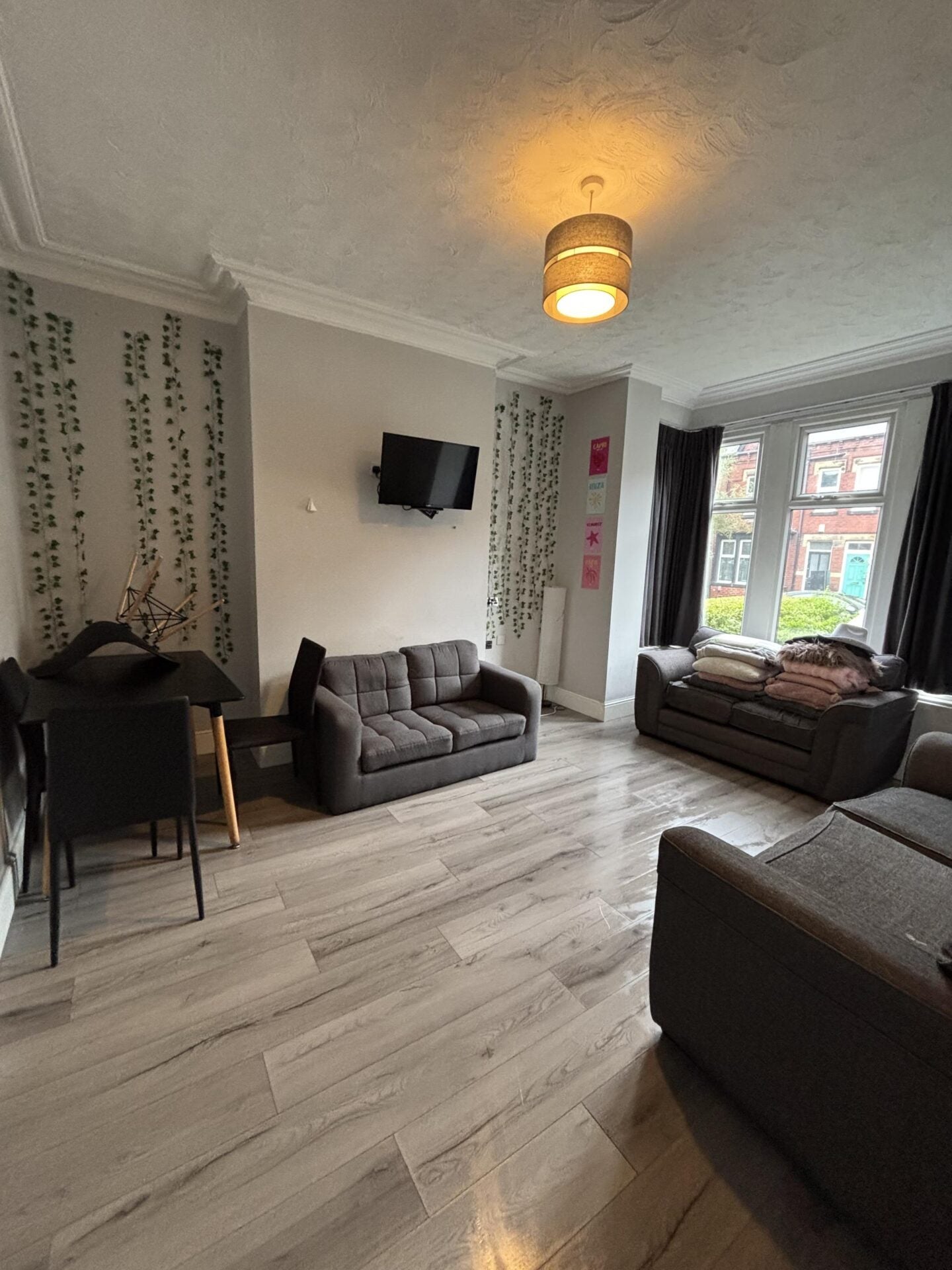 Flat Estcourt Terrace in Leeds