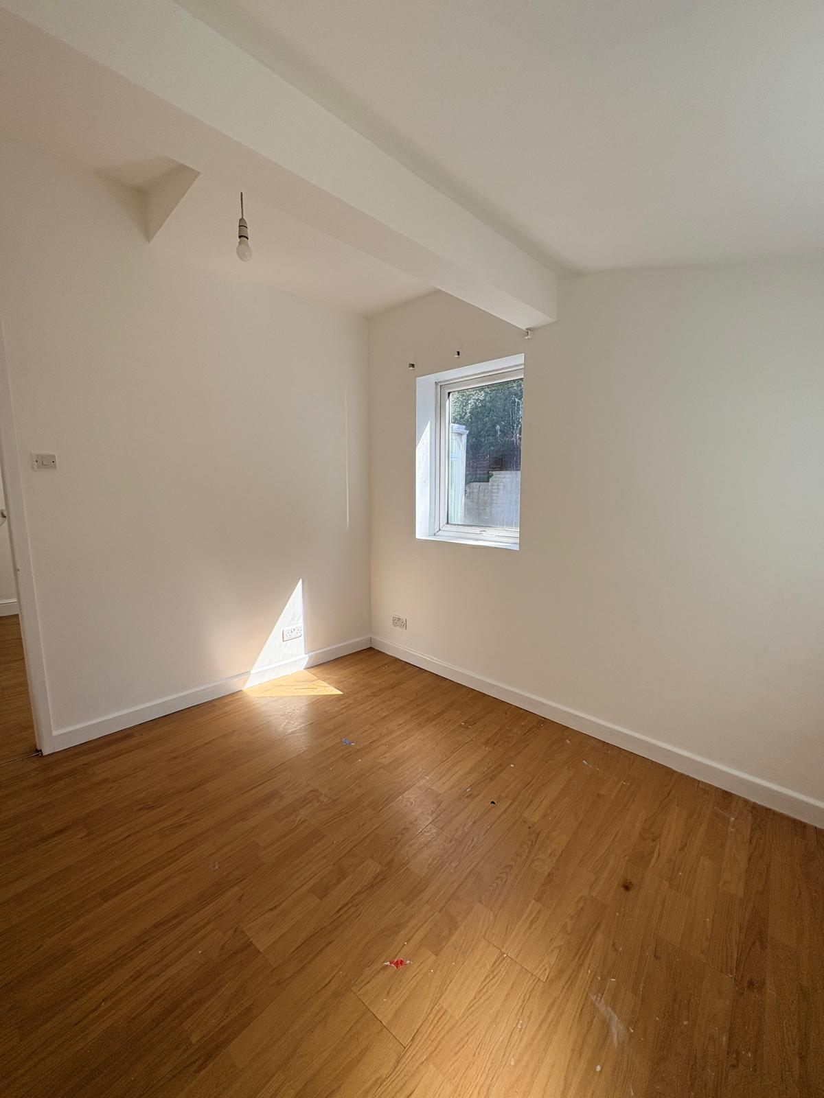 Flat Sutton Court Road in Greater London