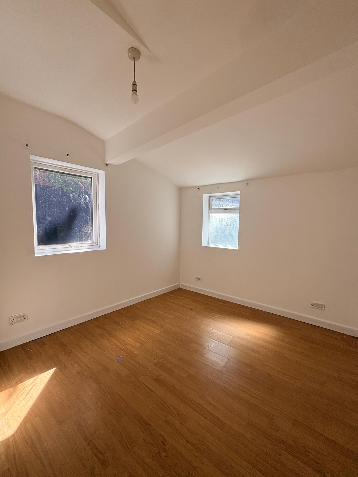 Flat Sutton Court Road in Greater London