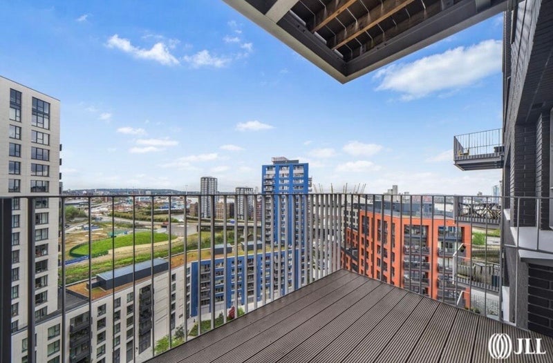 Flat Westferry Circus in Greater London