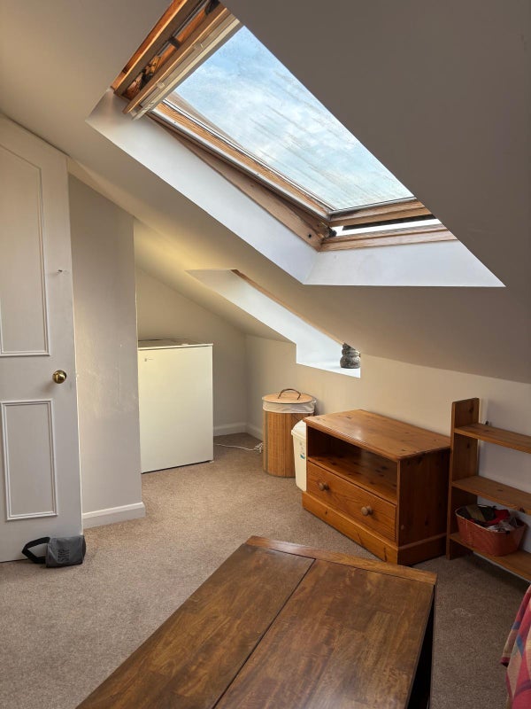 Room Natal Road in Greater London