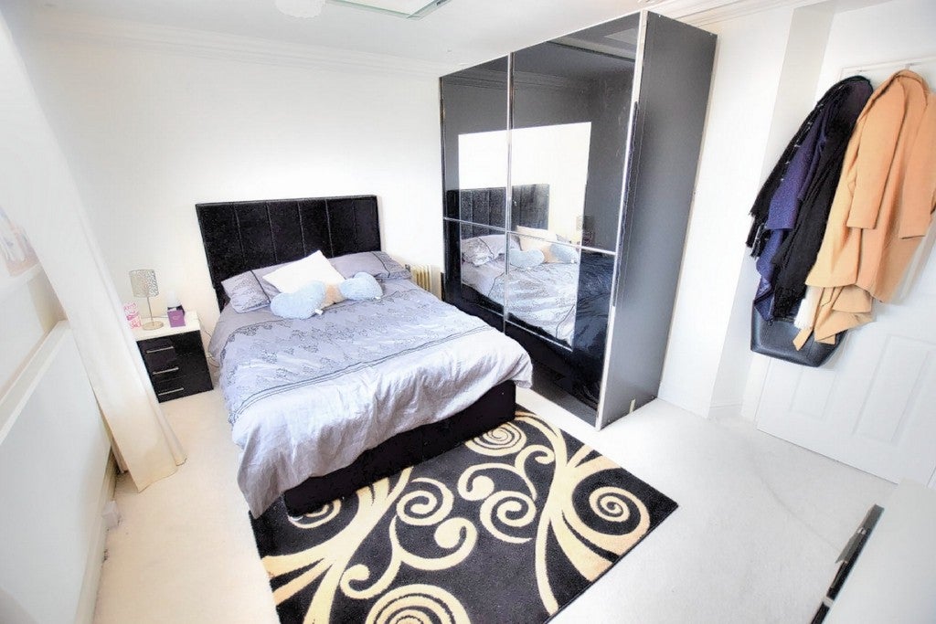 Flat Ashgrove Road in Greater London