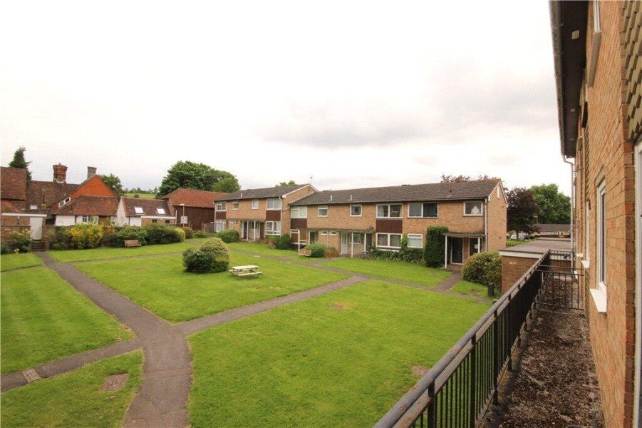 Flat Powell Close in Guildford