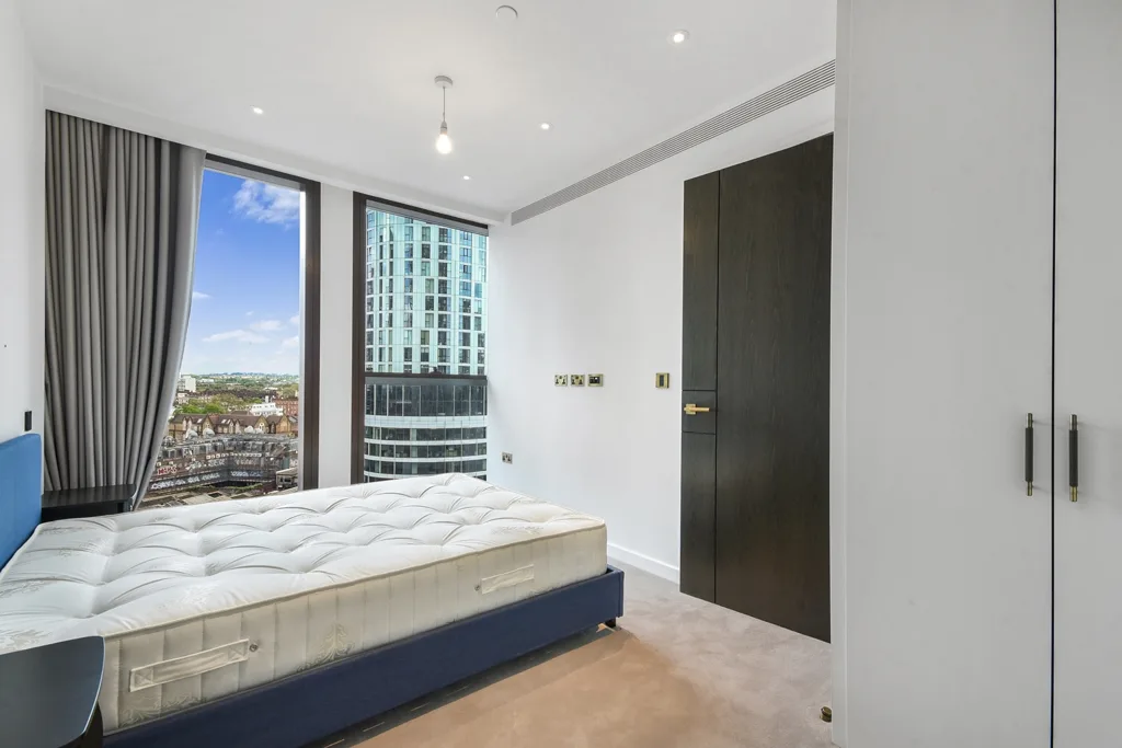 Flat Carnation Way in Greater London