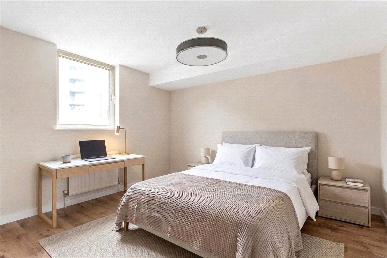 Flat Asher Way in Greater London