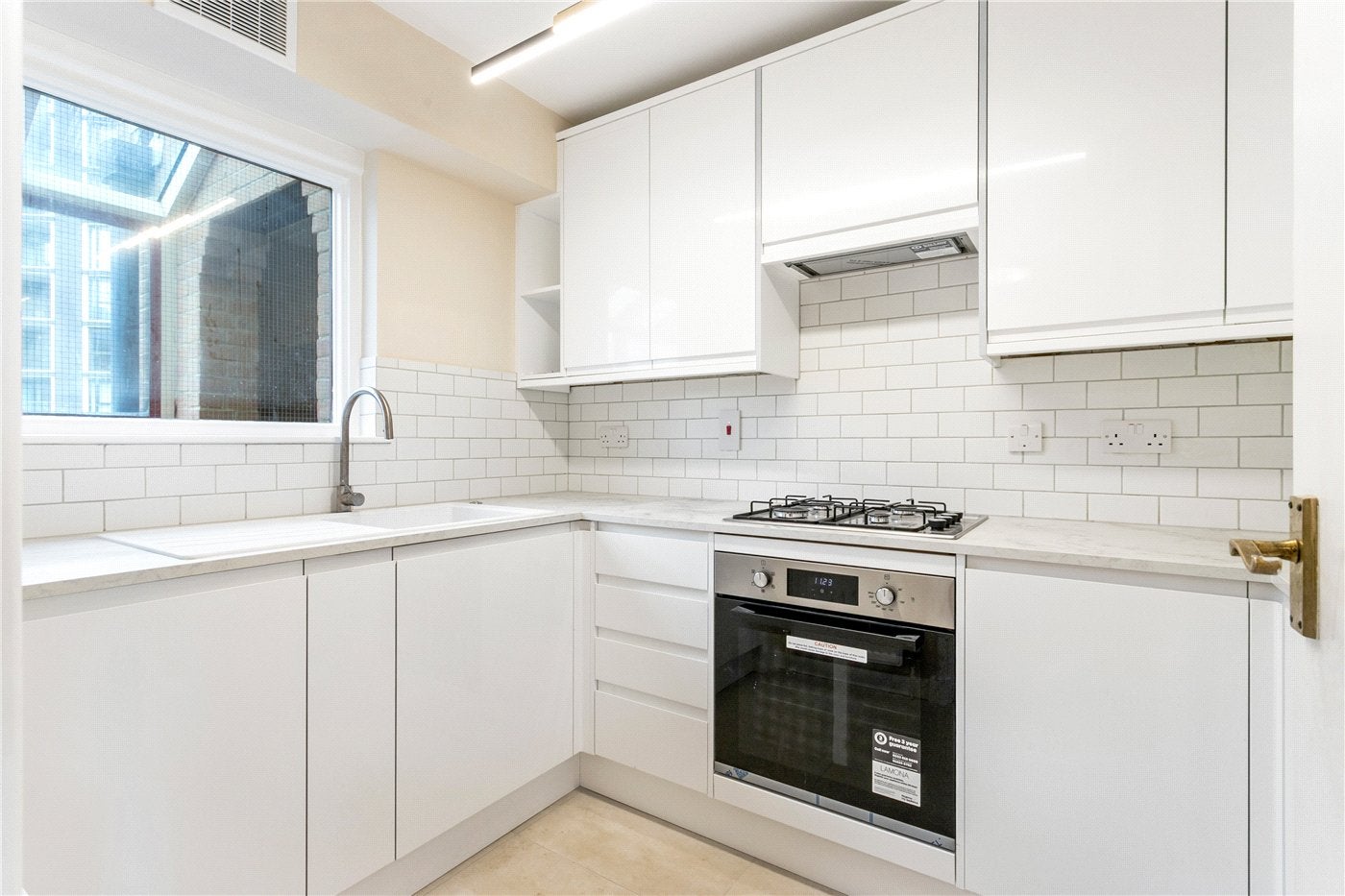 Flat Asher Way in Greater London