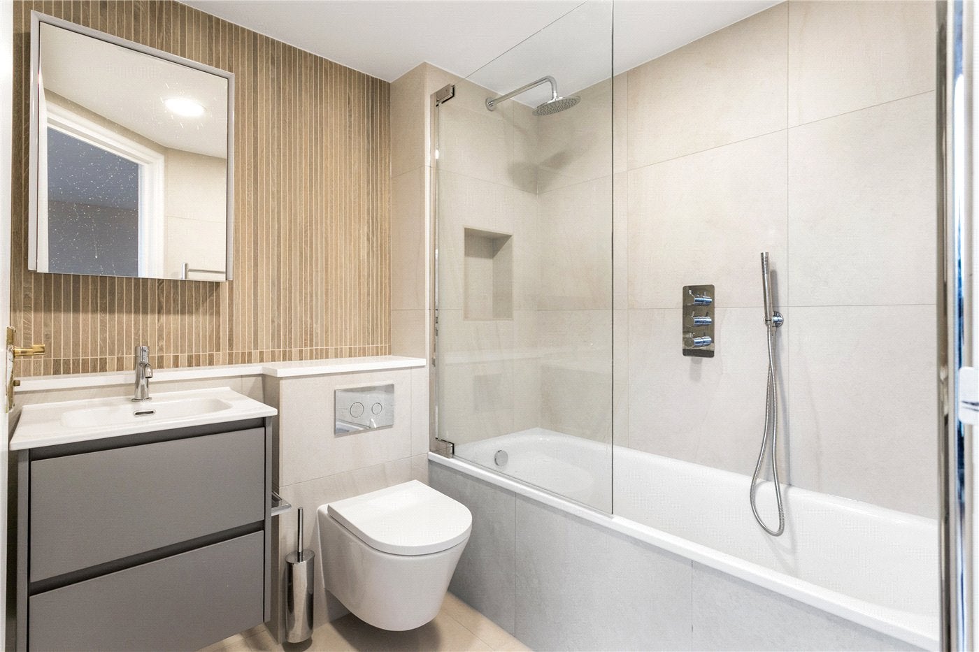 Flat Asher Way in Greater London