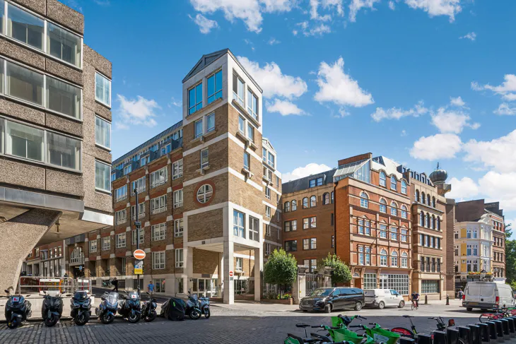 Flat Monument Street in City of London