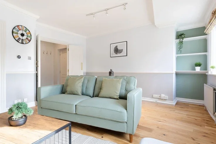 Flat Bermondsey Street in Greater London