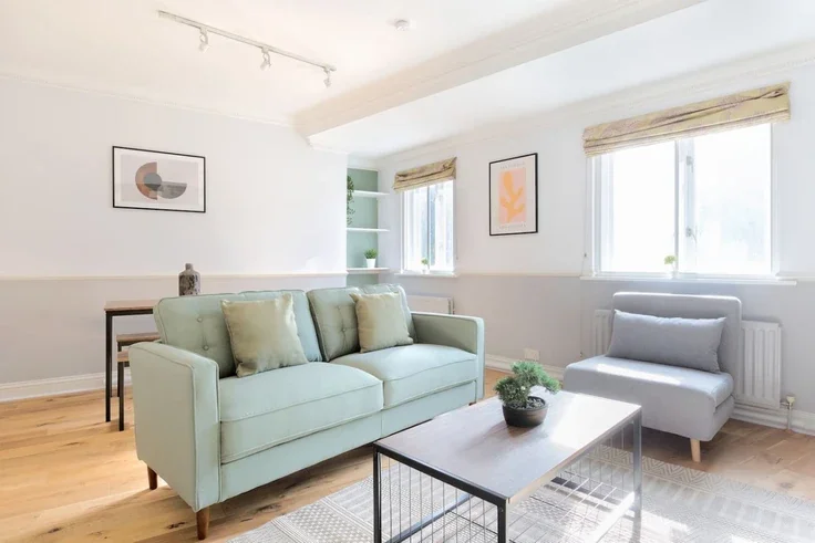 Flat Bermondsey Street in Greater London