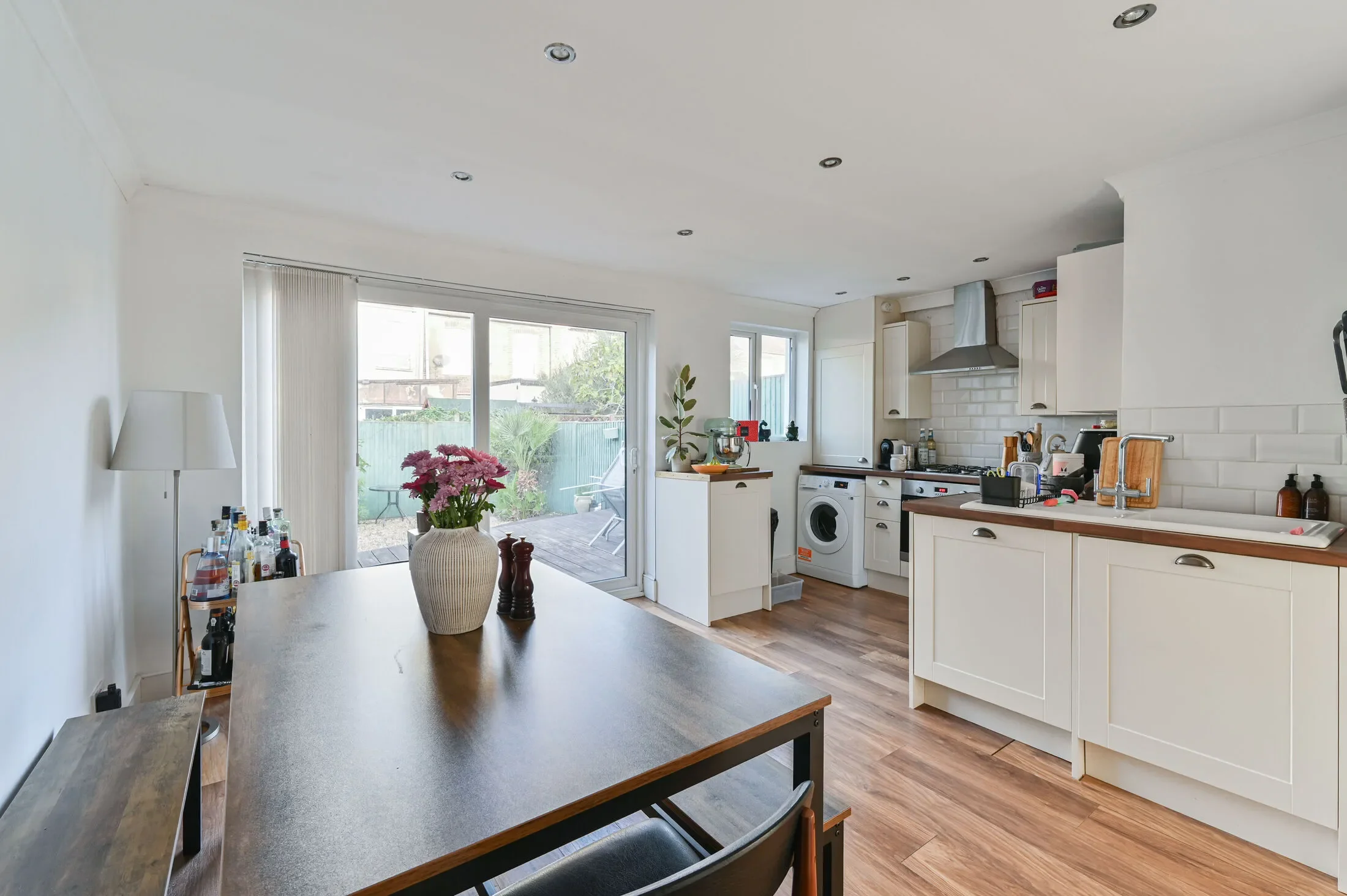 Flat Heaton Road in Greater London