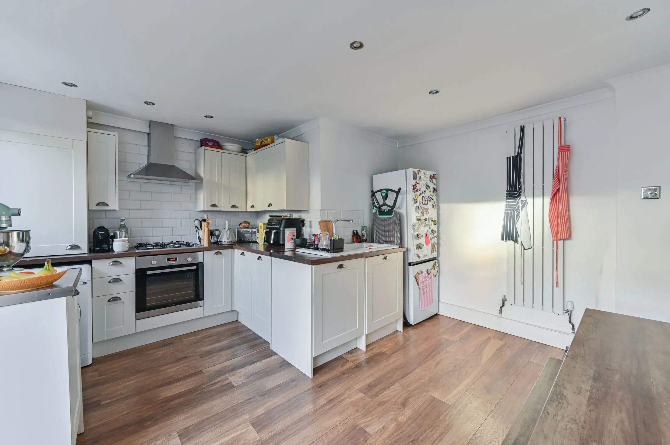 Flat Heaton Road in Greater London