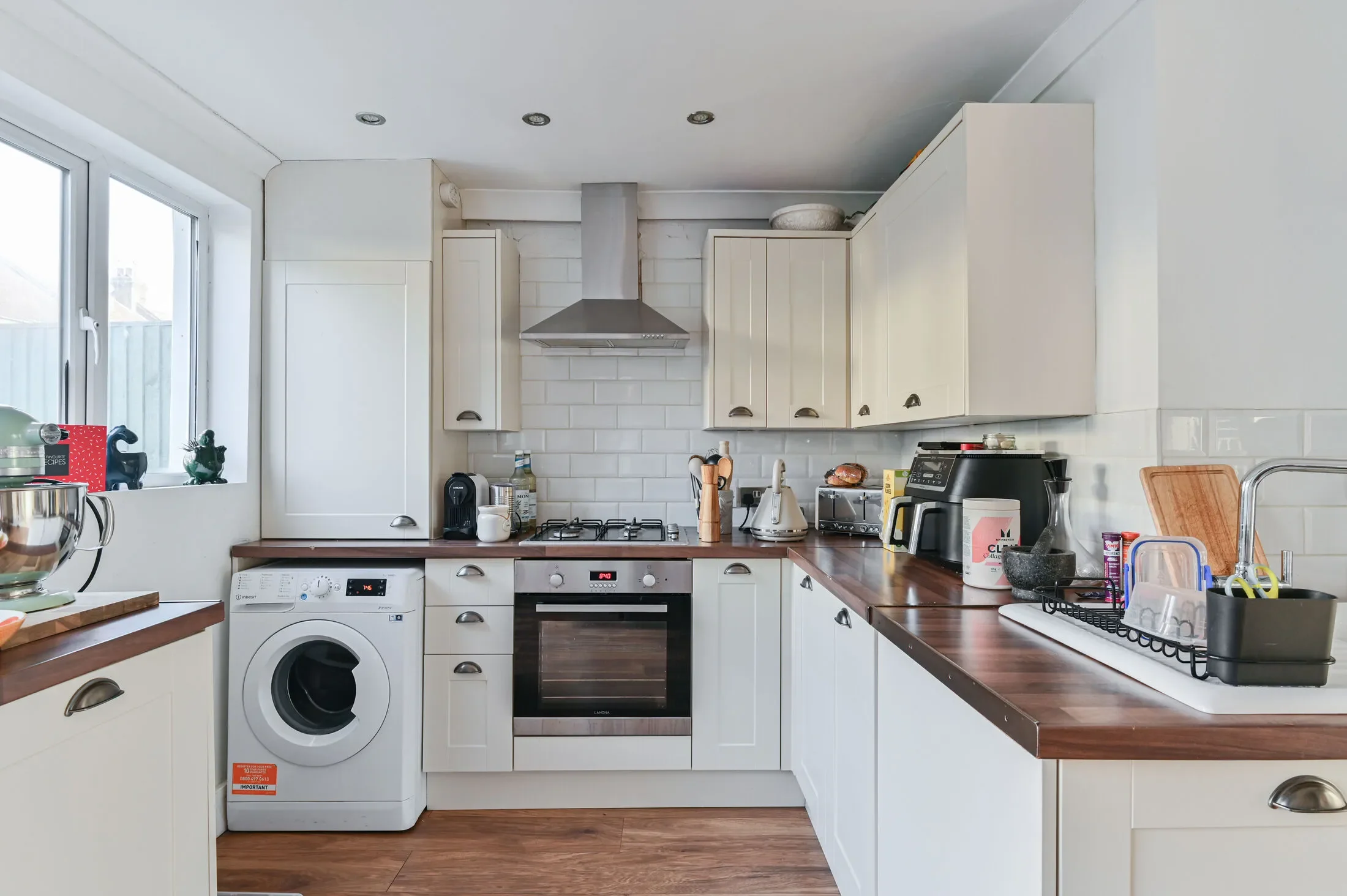 Flat Heaton Road in Greater London